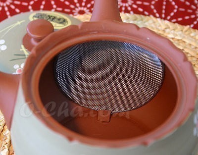 Fukamushi teapots are ideal for brewing green teas with very fine leaf particles, like deep-steamed green tea